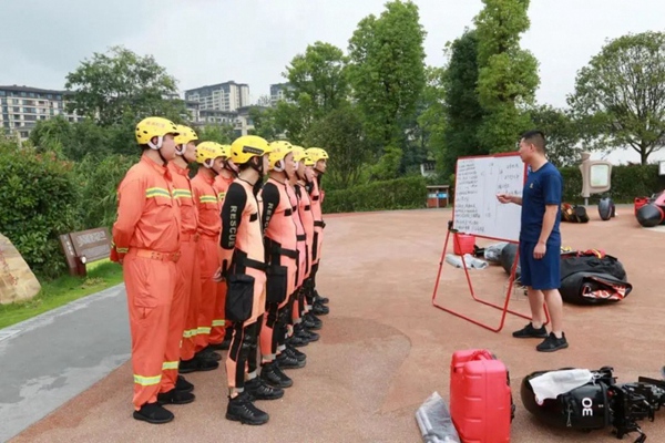 消防员学习水域救援知识 璧山区消防救援支队供图