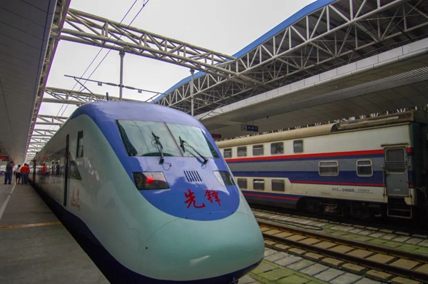 2007年，成渝两地开行“先锋号”列车。中国铁路成都局集团有限公司供图 