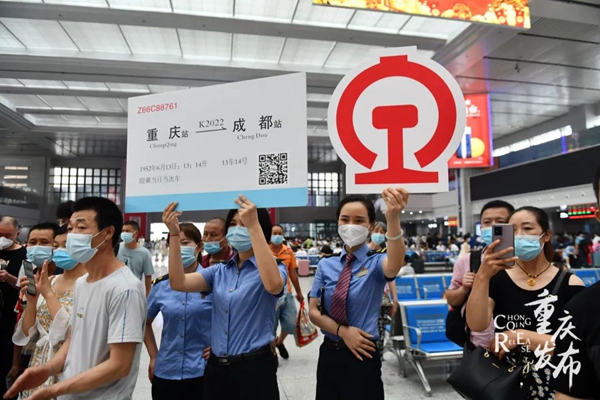 2022年7月1日，是成渝铁路建成通车70周年纪念日。当日，重庆北站的青年员工在候车厅快闪《唱支山歌给党听》。邹乐 摄