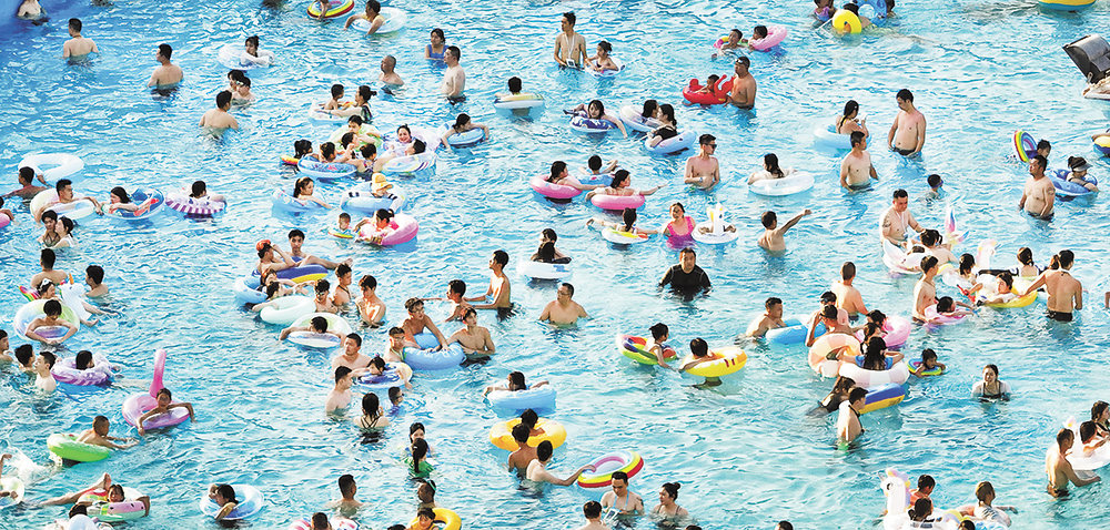 7月7日，巴南汉海鲸豚湾水世界，市民们在清凉的水中玩耍。特约摄影 钟志兵/视觉重庆