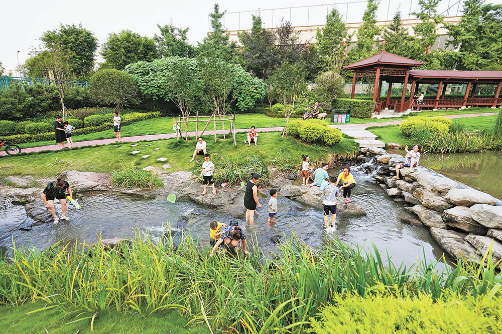 7月7日，南岸区广福大道旁亲水步道，孩子们在溪沟里纳凉玩耍。记者 谢智强 摄/视觉重庆