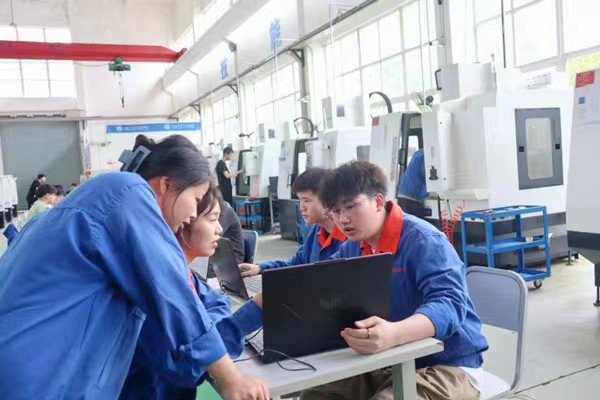 团队成员沟通。重庆工业职业技术学院供图
