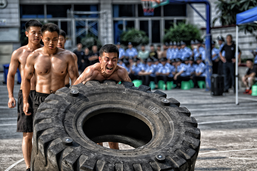 重庆特警综合实战演练现场。重庆市公安局供图
