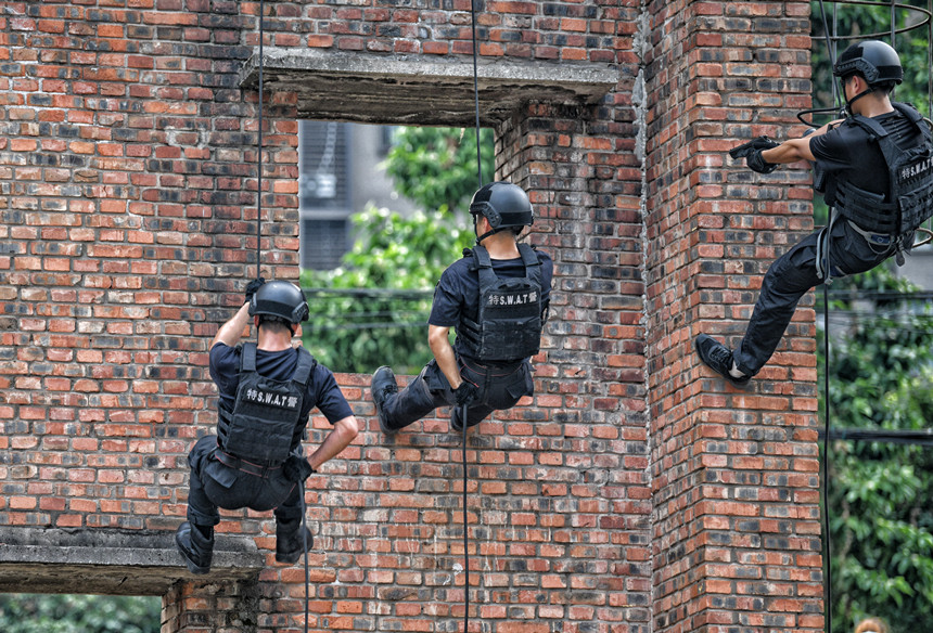 重庆特警综合实战演练现场。重庆市公安局供图