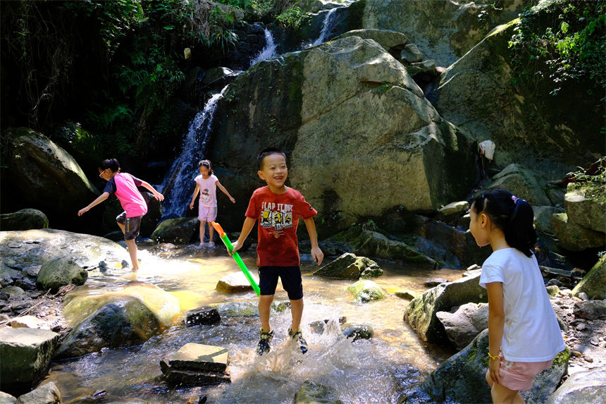 7月10日，孩子们在南山清水溪戏水玩耍，尽享清凉。郭旭摄