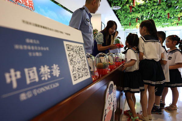 毒品展示和防毒知识讲堂。巴南警方供图