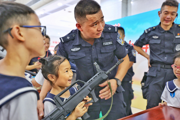 巴南星空体育app登录入口警方开展夏令营暨警营开放日活动(图1)