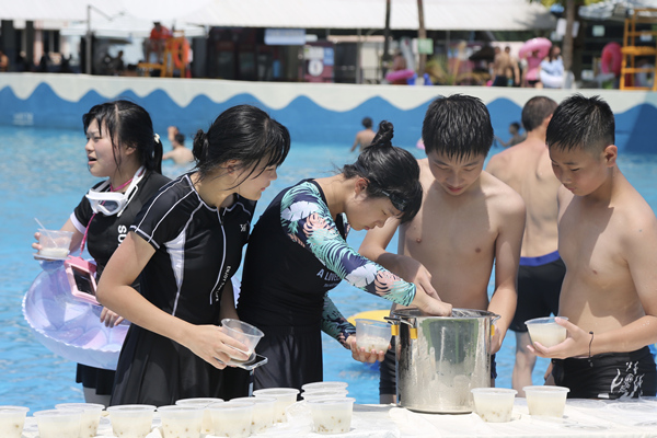 游客领取绿豆粥。杨孝永摄