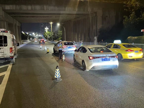 民警查处酒驾醉驾违法犯罪行为，确保道路交通安全。南岸警方供图