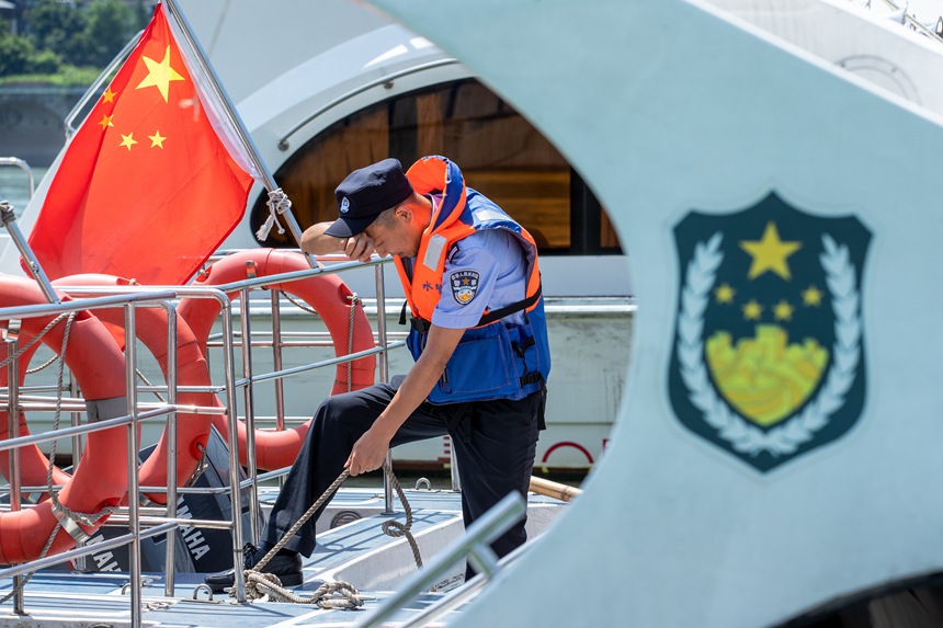 重庆市公安局水警总队民警在烈日下对船舶设备进行日常检查及清洗。何超摄