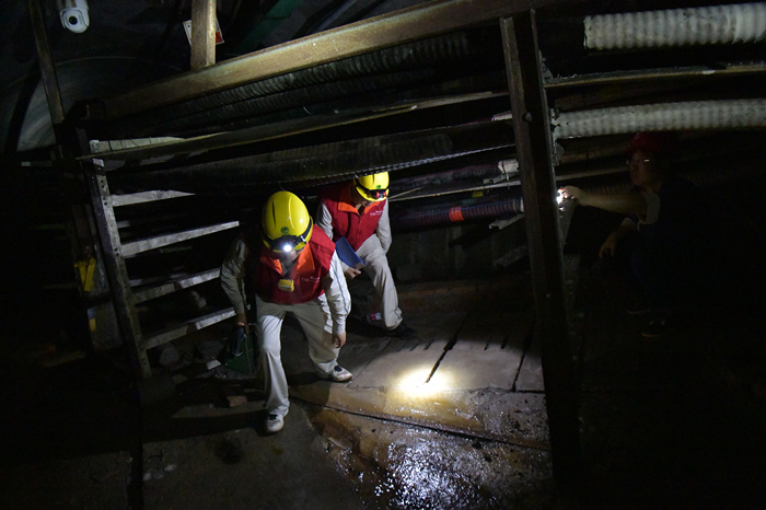 电力公司员工在解放碑地下环形电力隧道里巡查。潘洪摄