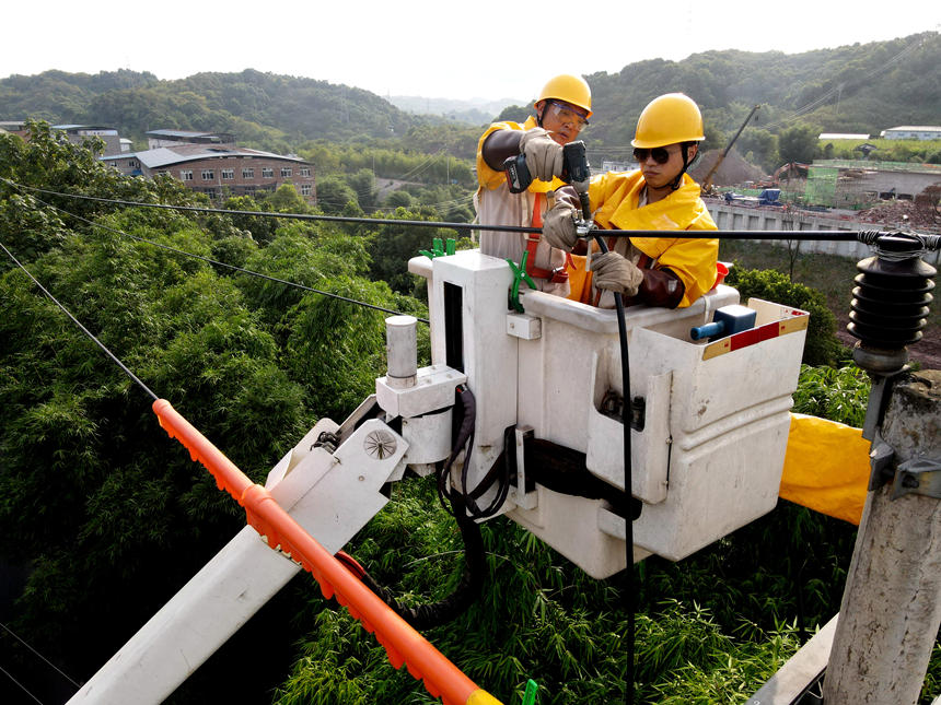 电力公司工作人员正在进行搭头工作。国网重庆市电力公司供图