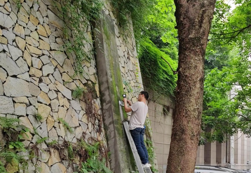 工作人员安装摄像头。观音桥街道供图