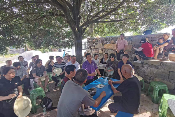 教师与村民一起开起 “院坝会”共话桑麻。重庆科技学院供图