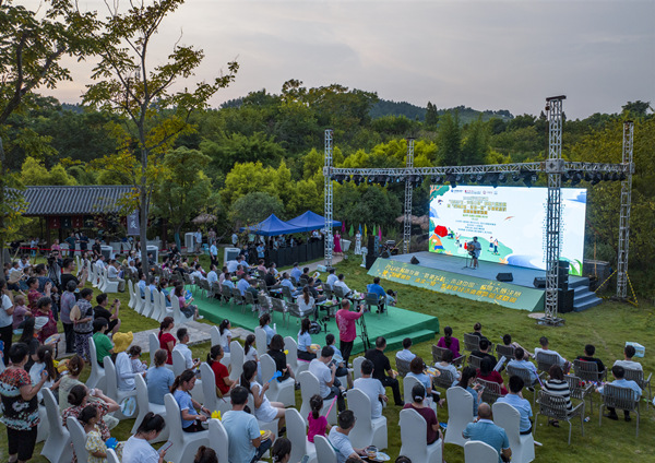 “最美乡村·声动中国”歌唱大赛决赛在北碚区柳荫镇东升村举行。秦廷富摄 