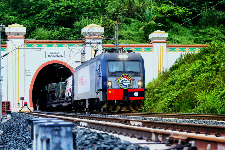 車頭懸挂中老兩國國旗的衛生列車緩緩駛出“友誼隧道”，經中老鐵路首次實現跨境投送。凱喬攝