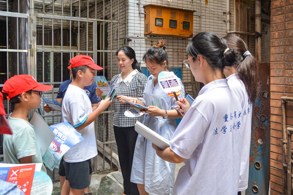 小小普法志愿者向社区居民宣读法律知识。何祖润摄
