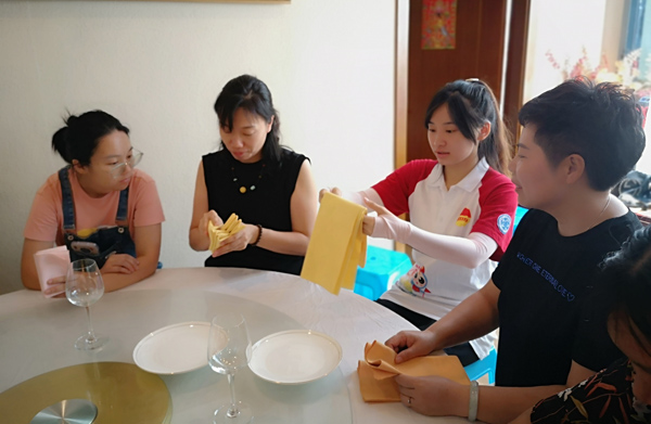 實踐團成員指導實操現場。重慶工程職業技術學院供圖