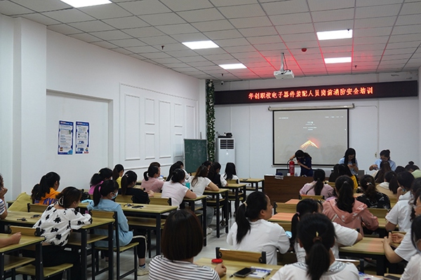 授課人員講解滅火器的使用方法。雙橋經開區消防救援大隊供圖
