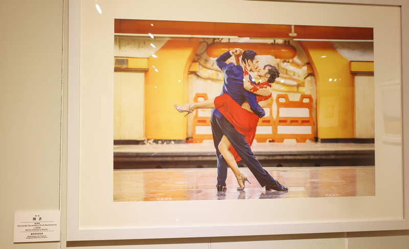 墨西哥著名摄影家埃德加·奥尔金的“可能的诗学”舞者系列作品。