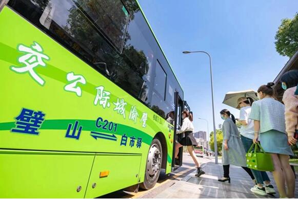 璧山至白市驿C201璧渝城际公交开行一周年。重庆交运集团供图