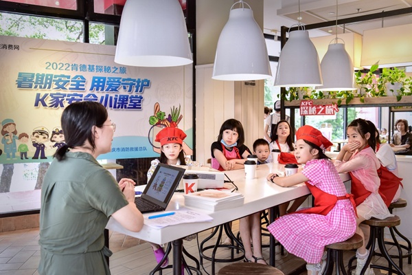 現場講授食品安全知識。主辦方供圖