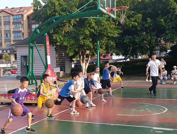 篮球技巧训练。广安市青少年业余体育学校供图