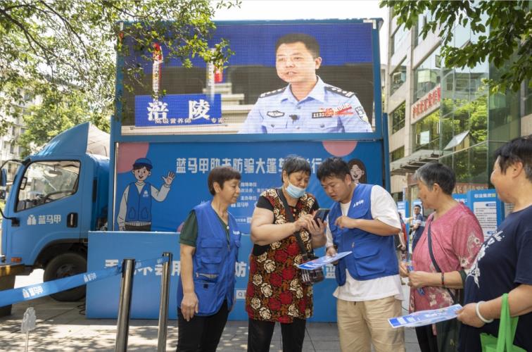 “蓝马甲”公益大篷车开到重庆。华龙网-新重庆客户端首席记者 董进 摄