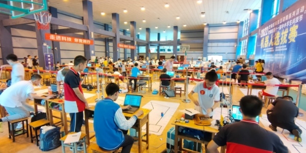 巴南区第十一届中小学科技节机器人选拔赛现场。巴南区科协供图