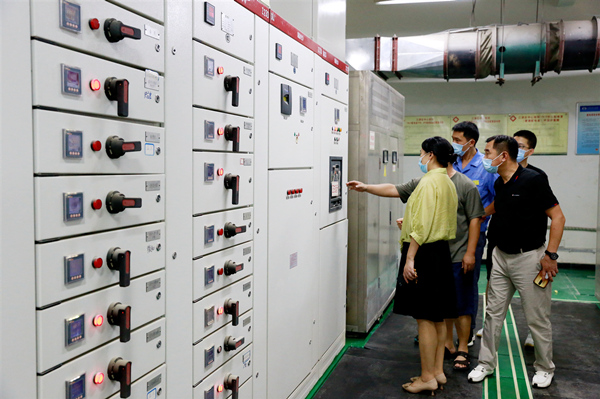 检查组检查配电室情况。重庆大学附属江津医院供图