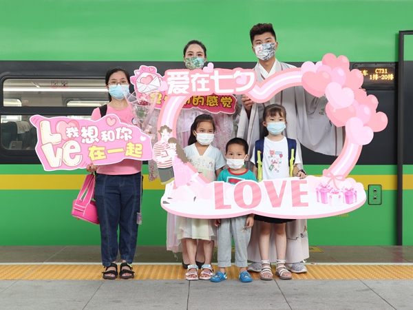 2022年8月4日，在重庆北站的C731次列车停靠站台上，“牛郎织女”与旅客合影留念