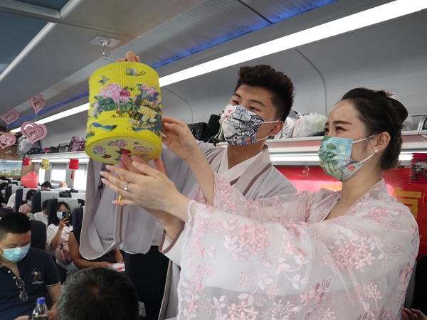 8月4日，在重庆北开往秀山的C731次列车上，“牛郎织女”布置活动车厢。李文航摄