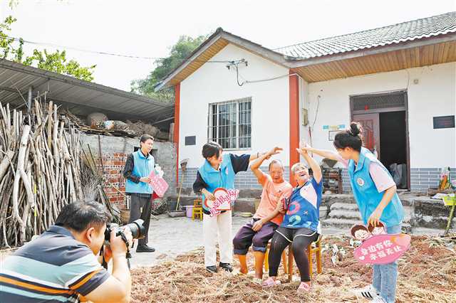 八月三日，在永川區天星村特困老人集中供養點，重慶智能工程職業學院暑期“三下鄉”師生志願者開展“為愛留影”公益活動，為一對老人拍攝照片。特約攝影 陳仕川視覺重慶