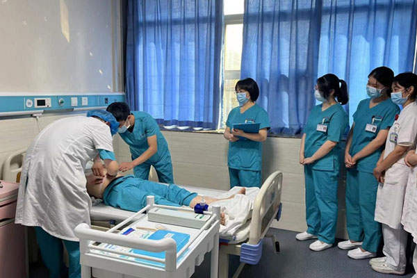 选手对患者进行查体。江津区妇幼保健院供图