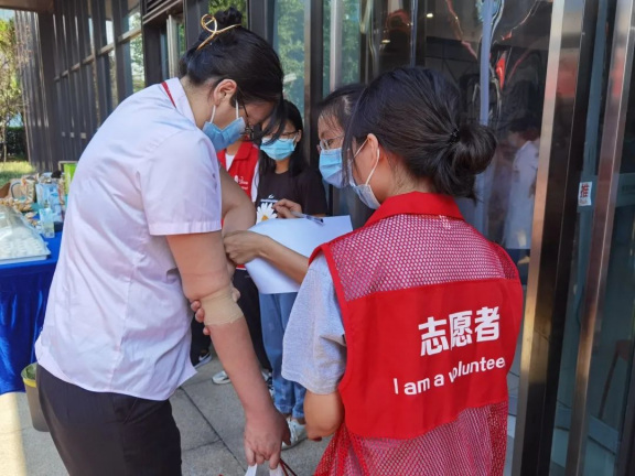 志愿者参加无偿献血活动。重庆松山医院供图