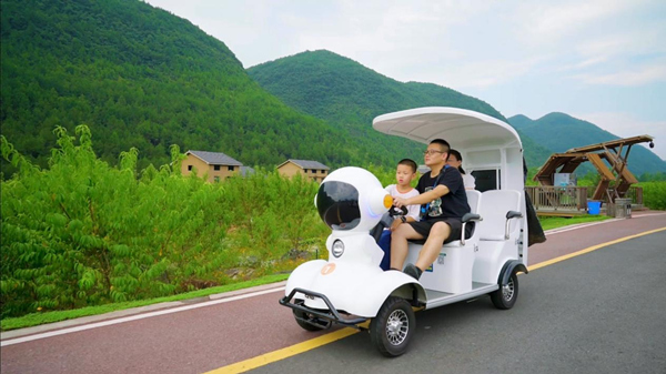 游客骑行共享电车。酉阳旅投供图