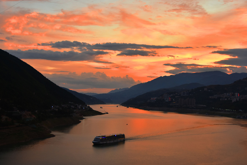晚霞映照在长江与大宁河交汇的宽阔湖面。王忠虎摄