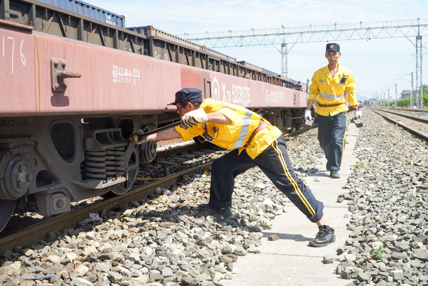 8月9日，重庆西车辆段货车检车员正在处置中欧班列闸瓦故障。刘彪摄