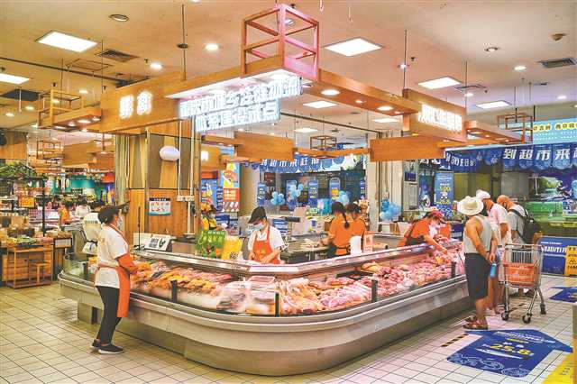 7月31日，江北区一知名超市内，市民正在选购猪肉。实习生 刘旖旎 摄/视觉重庆