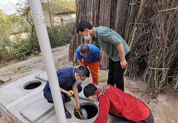 工作人员正在开展改厕现场检查。巴南区城乡一体发展中心供图