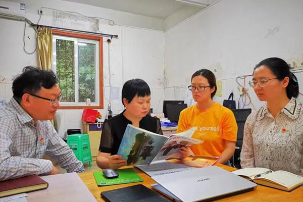 杨云秀带领科室党员骨干学习理论知识。重庆市精神卫生中心供图