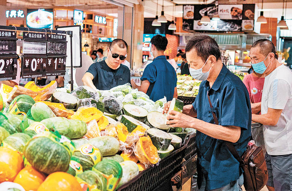8月10日，江北区南桥寺永辉生活广场店，市民正在挑选蔬菜。记者 崔力 摄视觉重庆