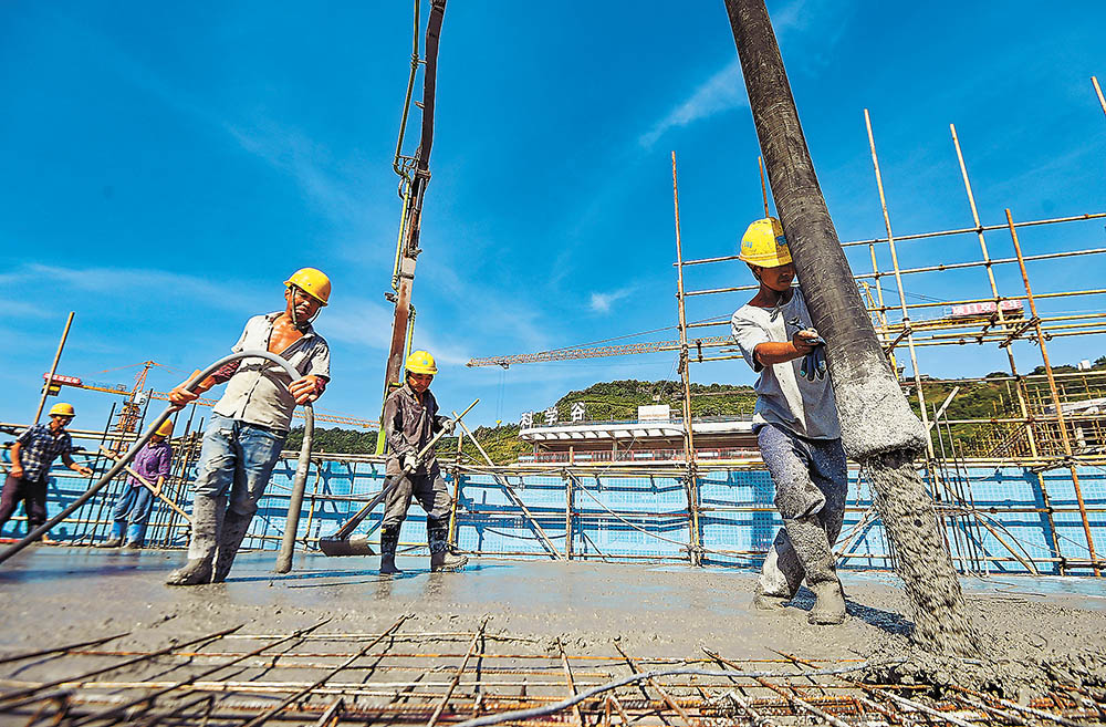 8月10日，西部(重庆)科学城科学谷一期，中建七局的工人们正在浇筑混凝土。首席记者 龙帆 实习生 尹诗语 摄/视觉重庆