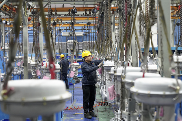 重庆川仪调节阀有限公司的工人在生产车间忙碌。秦廷富摄