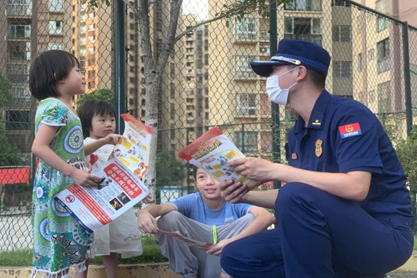 消防宣传员向小朋友讲解防火知识。潼南区消防救援支队供图
