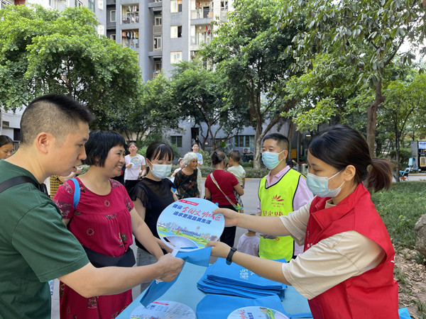 文明城区建设宣传活动。龙山街道供图