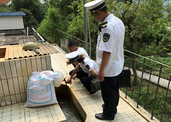 农村饮水监督检查。江津区卫生健康综合行政执法支队供图
