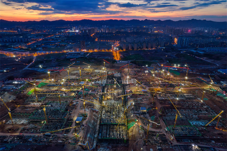 夜色下，位于重庆市南岸区的重庆东站项目正在加紧建设中。郭旭摄