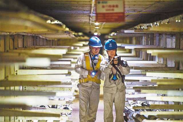 保供电 近日，南岸区110千伏龙门浩电缆隧道内，重庆市南供电公司的运维人员正在进行巡视，保障用电安全。（摄于8月9日）记者 齐岚森 摄/视觉重庆