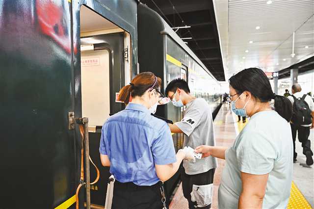 保出行 8月17日，重庆北站K201次列车员正在验票。暑期以来，铁路部门采取多种措施，保障旅客顺利出行。通讯员 钟洁 摄/视觉重庆